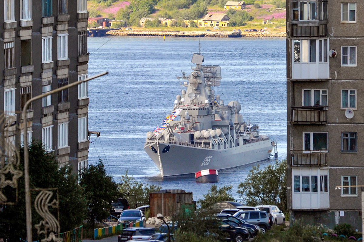 Русија, Североморск. Ракетен крстосувач „Маршал Устинов“ за време на прославата на Денот на Воената морнарица на Русија.
