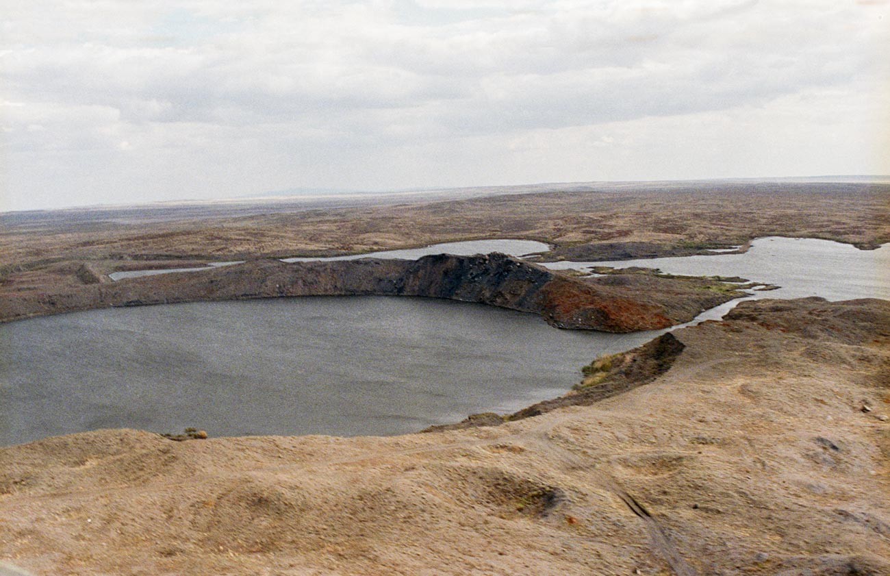 Фунията, пълна с вода след атомната експлозия от 1965 г.
