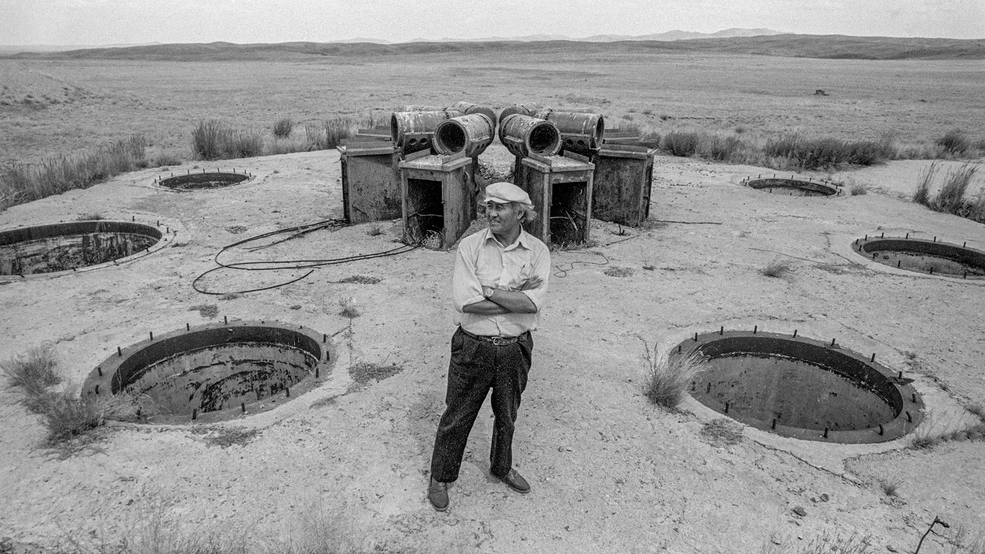 Местен жител в една от изоставените мини, където са провеждани ядрени изпитания

