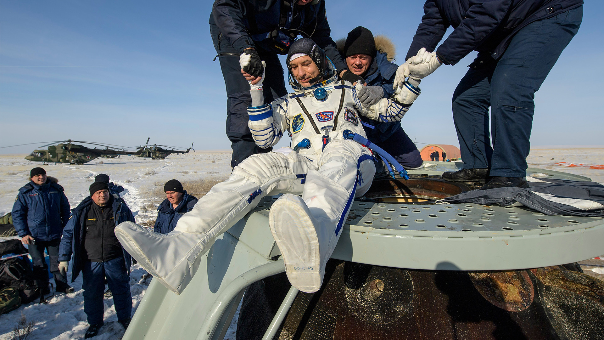 Астронаут Лука Пармитано уз помоћ спасилаца излази из капсуле брода „Сојуз МС-13“ само неколико минута након што су он, астронаут агенције НАСА Кристина Кох и космонаут Роскосмоса Александар Скворцов спустили капсулу близу града Жезказган у Казахстану, 6. фебруар 2020.