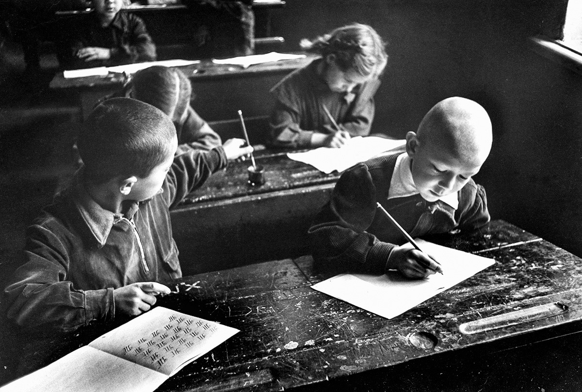 読書基礎を学ぶソ連生徒たち
