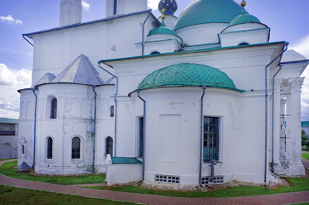 Church of St. Yakov. East view with apse. Left: Cathedral of Conception of St. Anne. July 7, 2019