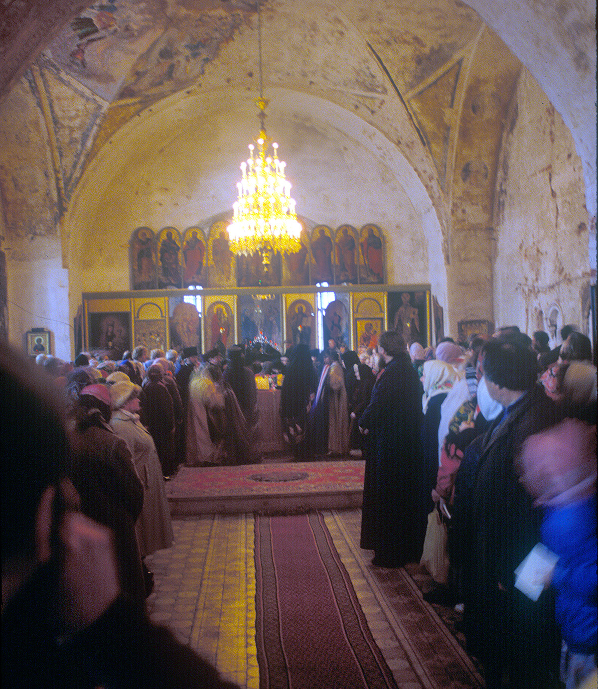 Church of St. Yakov. Interior. View east during liturgy. October 4, 1992 (a few months after return of damaged structure to Orthodox Church)