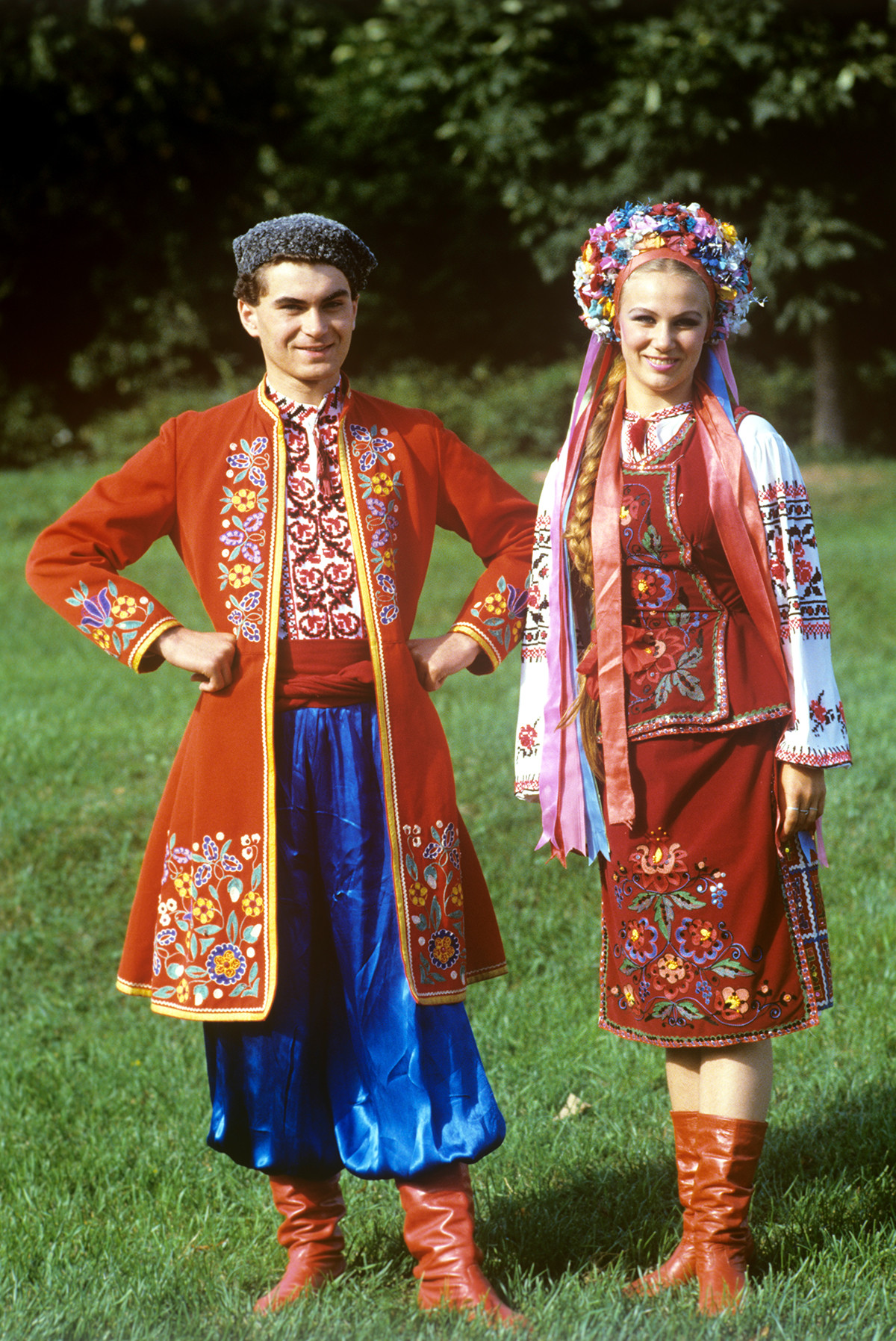 Artistes de l'ensemble folklorique « Iounost »  en costumes ukrainiens, 1988