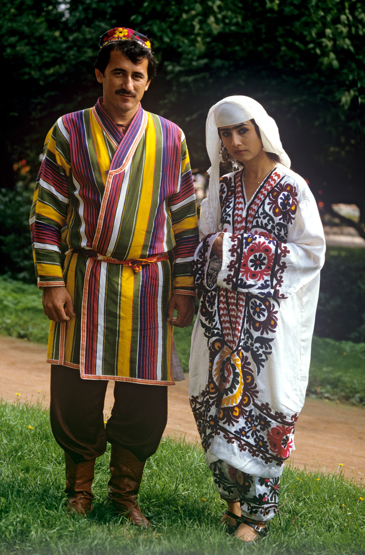 Artistes de l’ensemble vocal et chorégraphique « Gounia » en costumes tadjiks, 1988

