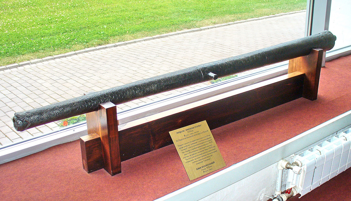 Aspid (Ular), senjata benteng abad ke-17, dipamerkan di Museum Kolomenskoe, Moskow. Jarak tembak 2.000 meter.