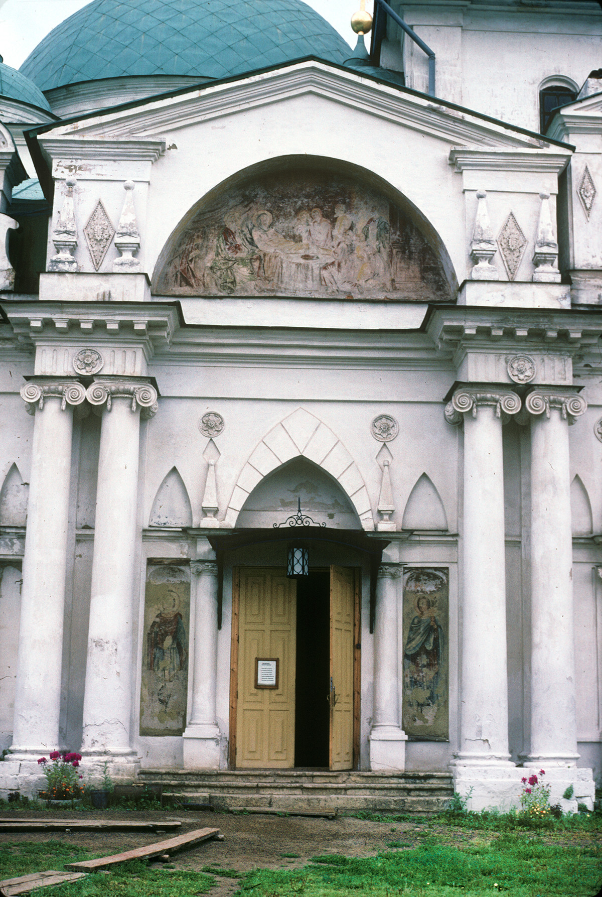 Église Saint-Jacques. Vue vers l’ouest avec entrée principale. Peinture de la Nativité de la Vierge sur le tympan du fronton du narthex. Photographie: William Brumfield. 5 août 1995