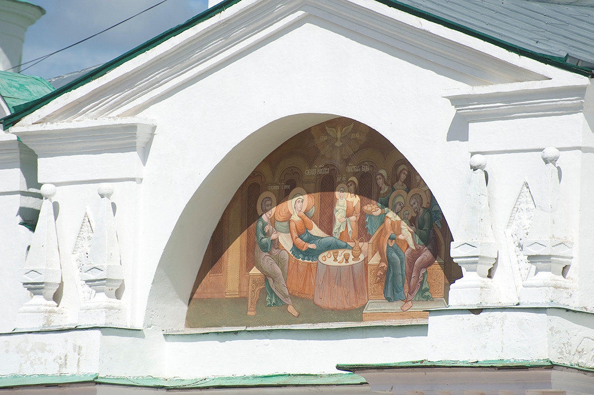 Église de Saint-Jacques. Tableau restauré de la Nativité de la Vierge sur le tympan du fronton du narthex. Photographie: William Brumfield. 7 juillet 2019