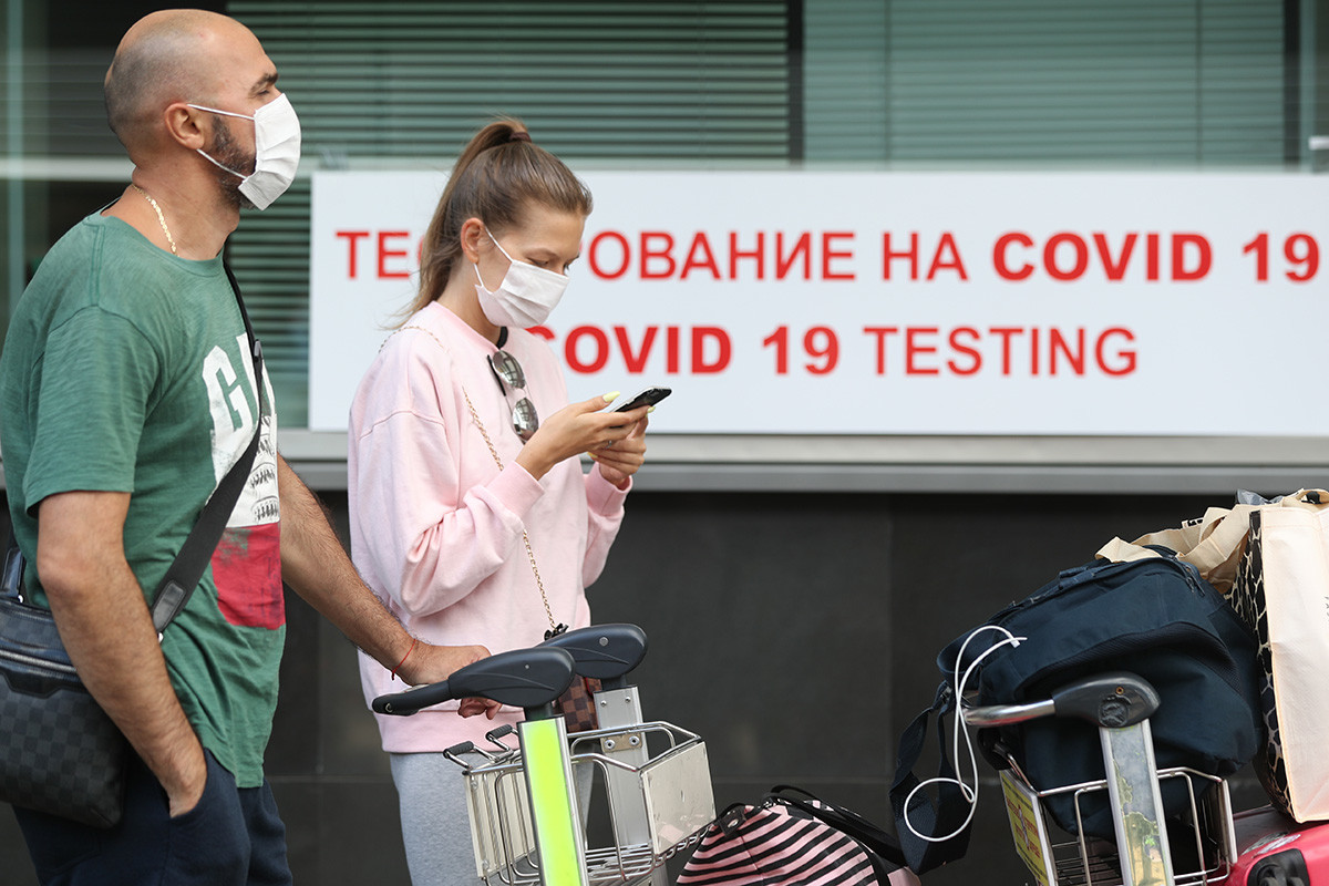 Des passagers de l'aéroport de Vnoukovo, à Moscou, faisant la queue pour des tests rapides de dépistage à la Covid-19. Les résultats sont obtenus en 60 minutes.