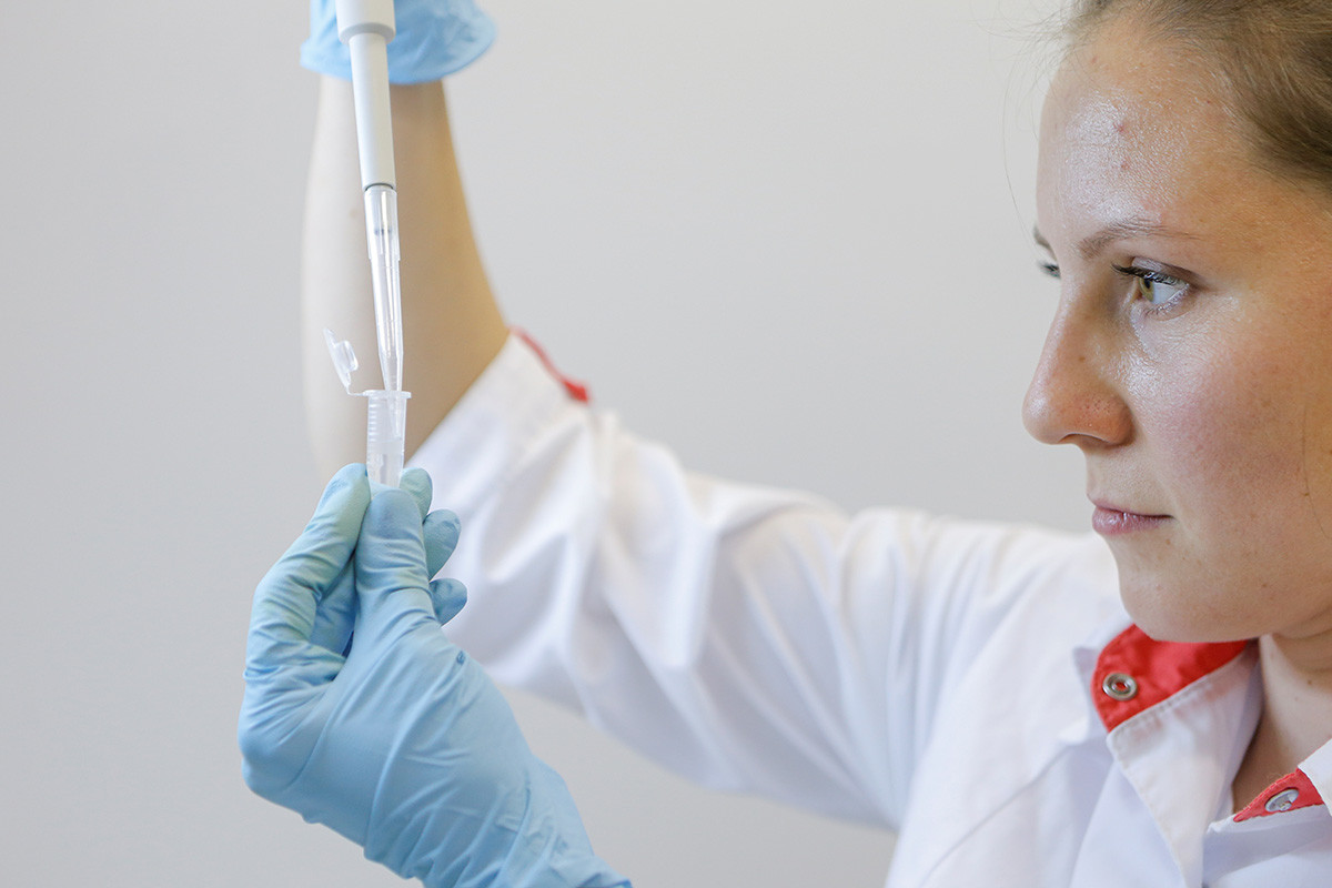 У лабораторији Истраживачког института за епидемиологију и микробиологију „Гамалеи“ за време рада на вакцини против корона вируса (COVID-19) у Москви, Русија 6. август 2020.