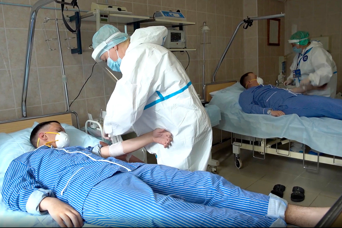 医師が試験に参加する人に採血を行う、ブルデンコ記念軍中央病院にて、2020年7月15日