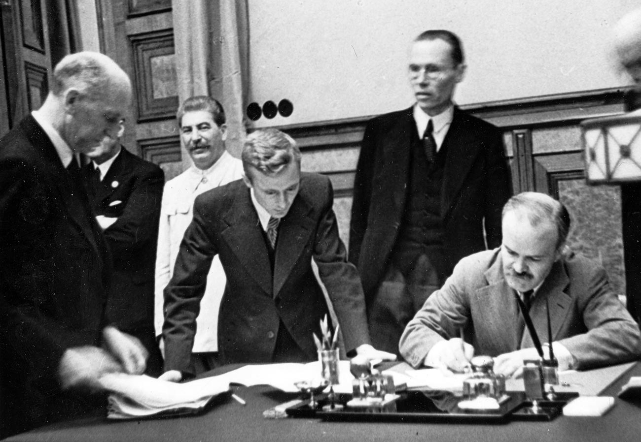 独ソ不可侵条約の調印、1939年8月23日、モスクワにて