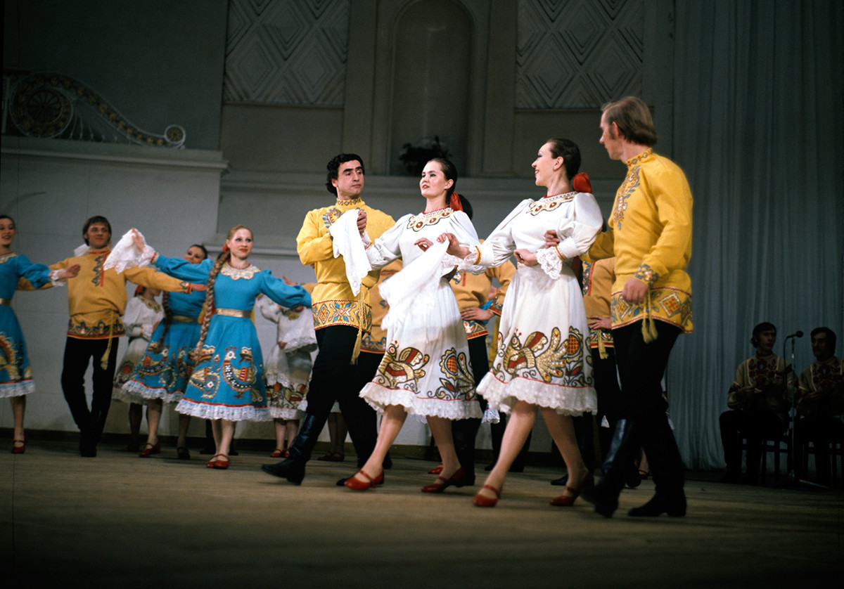 Участници на Владимирския държавен вокално-хореографски ансамбъл 