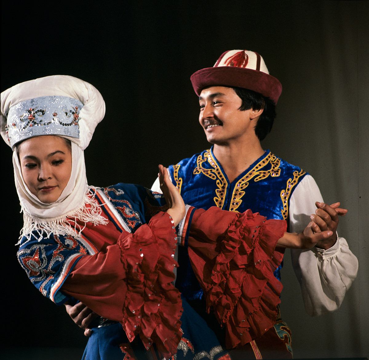Момиче и момче в киргизки носии, 1983 г.
