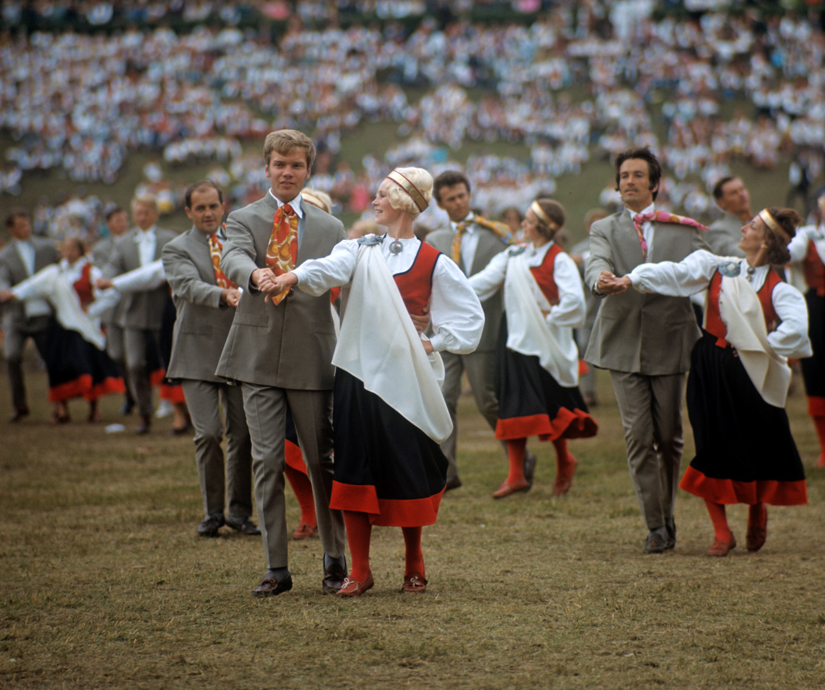 Естонска ССР. Танцов фестивал в Талин. Самодейни състави изпълняват народни танци, 1970 г.
