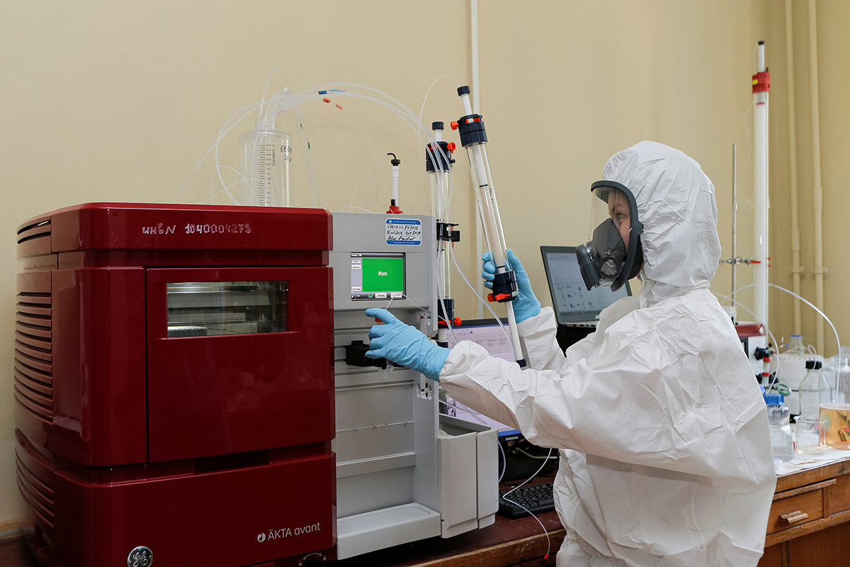 Во лабораторијата на Истражувачкиот институт за епидемиологија и микробиологија „Гамалеи“ за време на работата на вакцината против коронавирусот (КОВИД-19) во Москва, Русија, 6 август 2020 година.