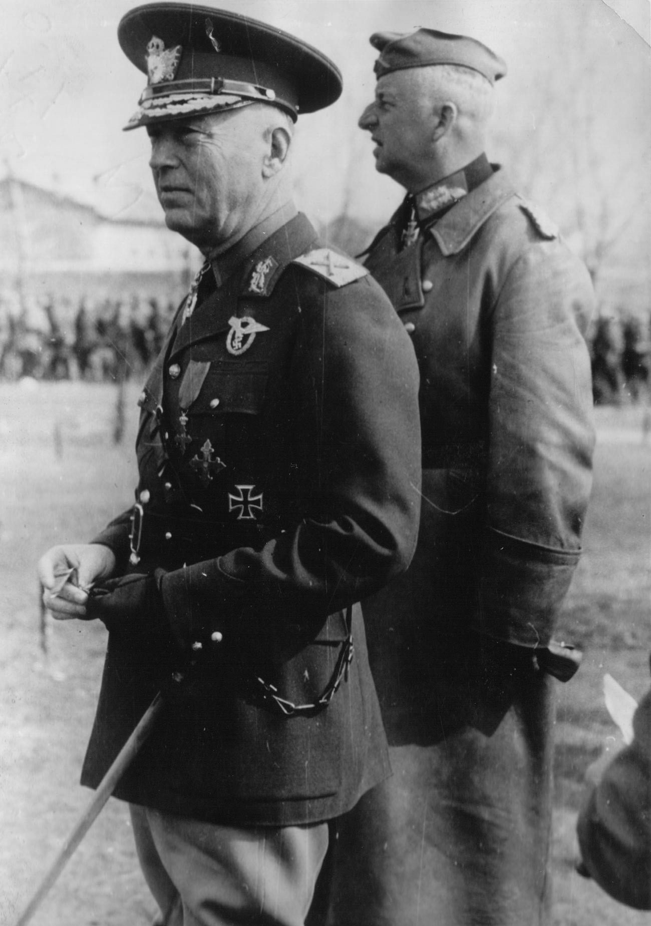 Маршал И. Антонеску и генерал Э. фон Манштейн инспектируют румынские части в Крыму, май 1942.