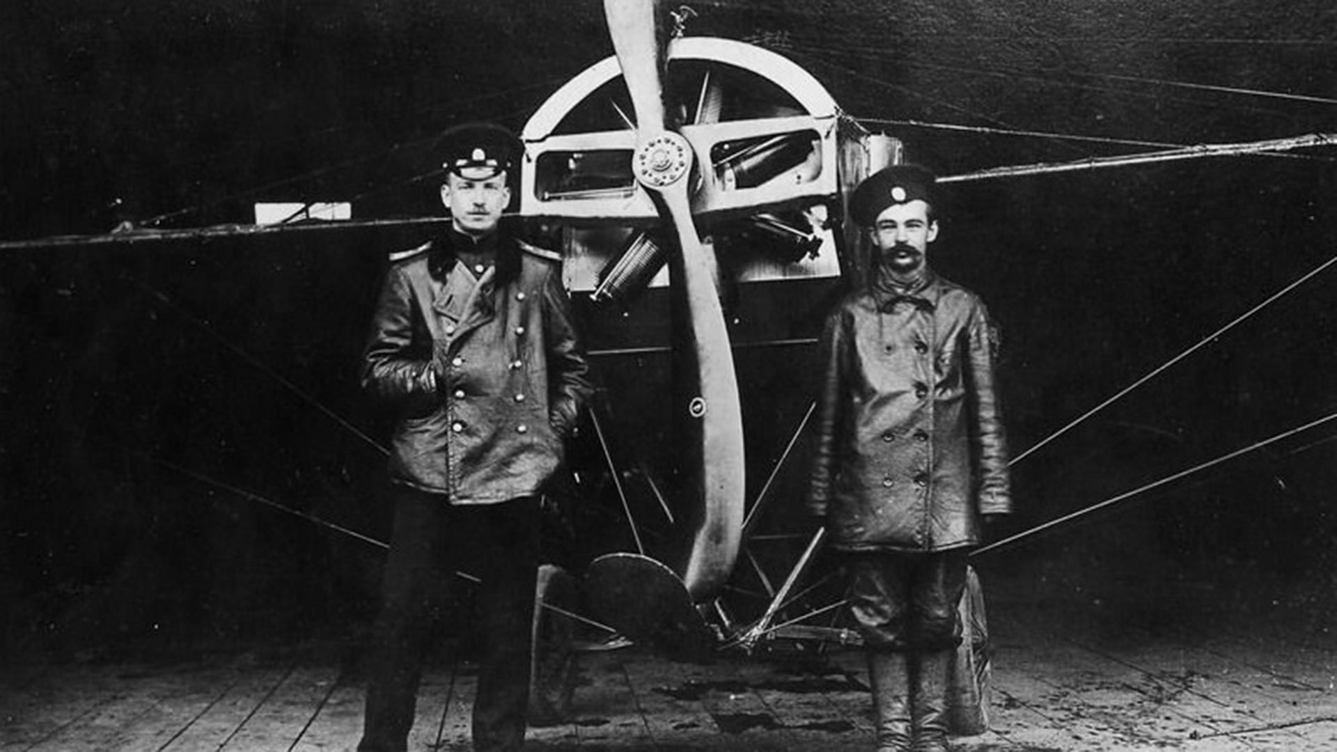 Pjotr Nesterov (a sinistra) con il suo meccanico
