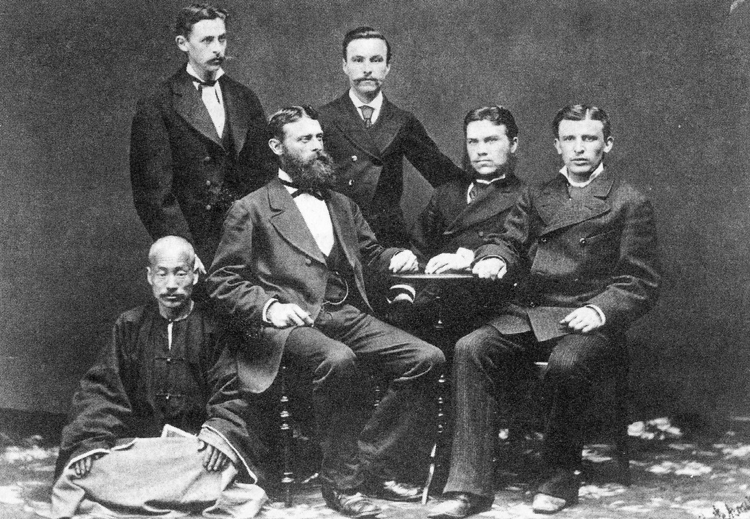  Руководство фирме „Кунст и Алберс“ на последњем сусрету у Владивостоку 1880. За столом су (слева надесно): Густав Алберс, Густав Кунст и Адолф Датан, иза њих су сарадници Данац Антон Нилсен (лево) и М.М.Дмитријев (десно). Доле је Чи Мо Чен, који је био шеф кинеским радницима.