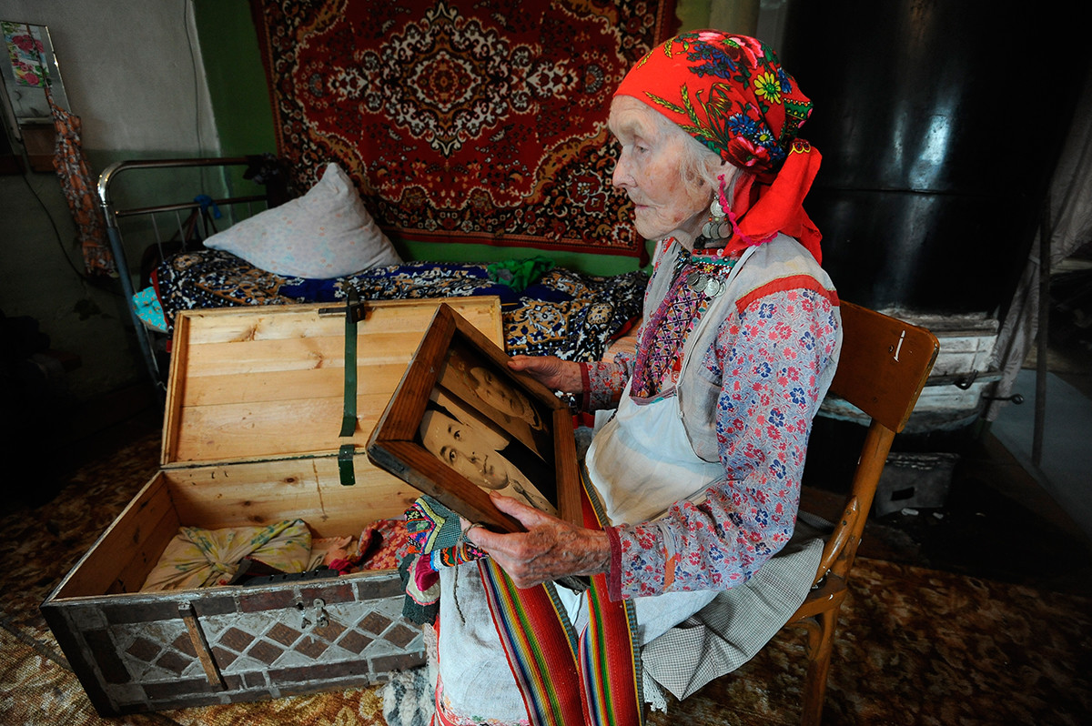 Vieille femme et sa dot au village de Malaïa Tavra, dans la région de Sverdlovsk, peuplé par des représentants du peuples des Maris