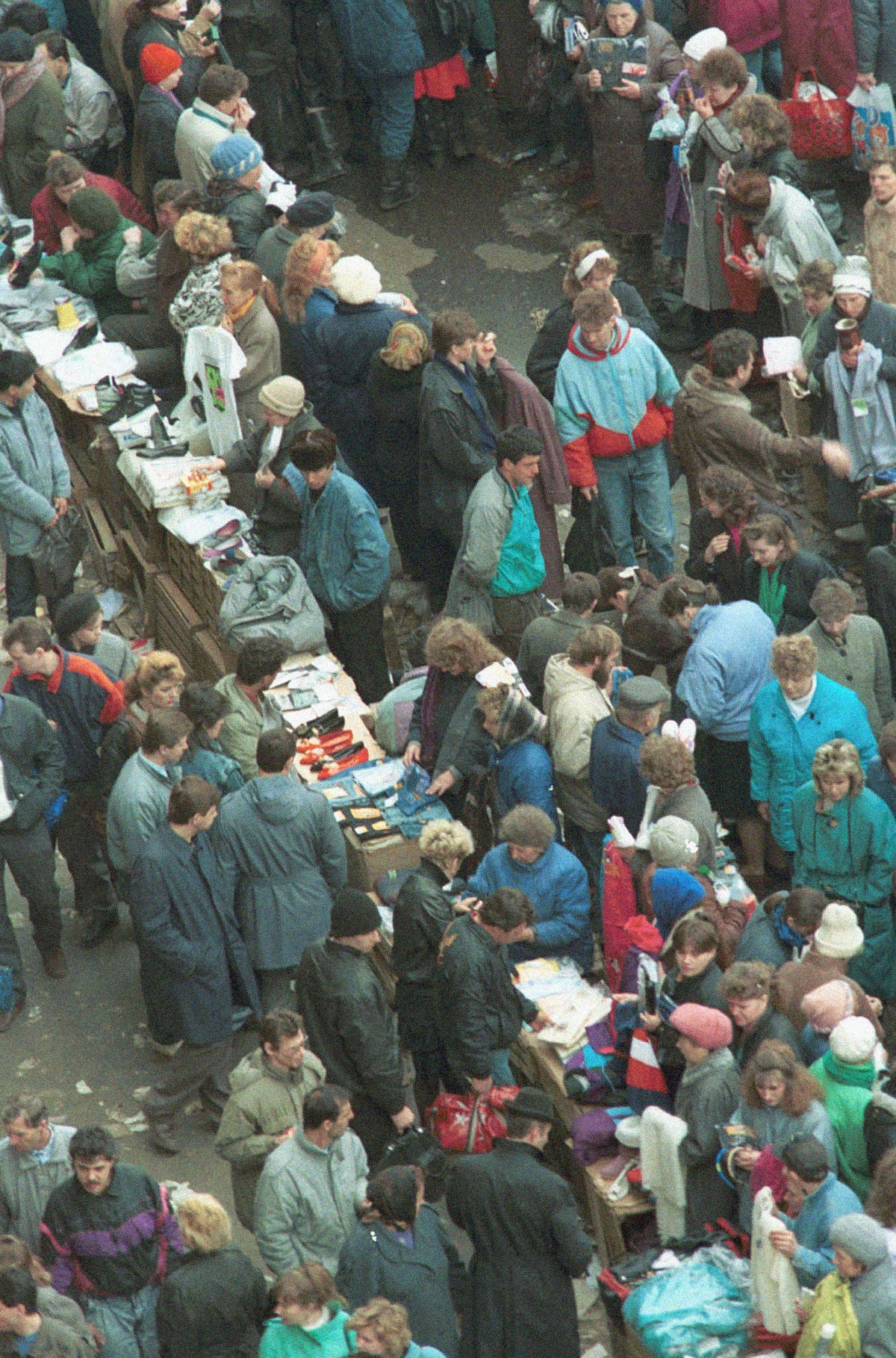 Prodajalci na ulici blizu osrednje otroške veleblagovnice Detskij mir v Moskvi

