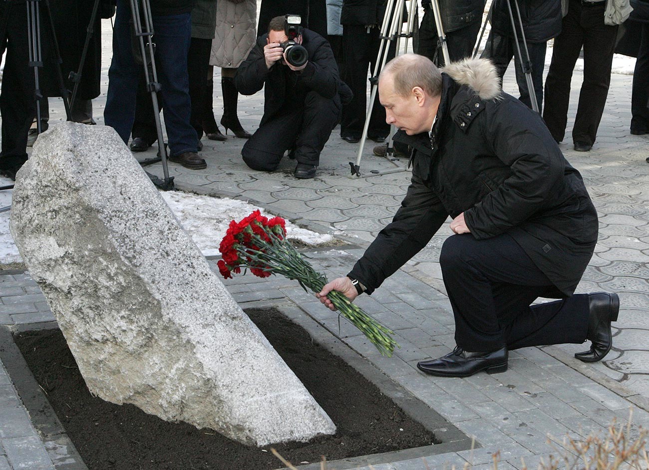 Председник Русије Владимир Путин полаже цвеће испред спомен-камена жртвама догађаја из 1962. године у престоници козаштва. Новочеркаск, 1. фебруар.