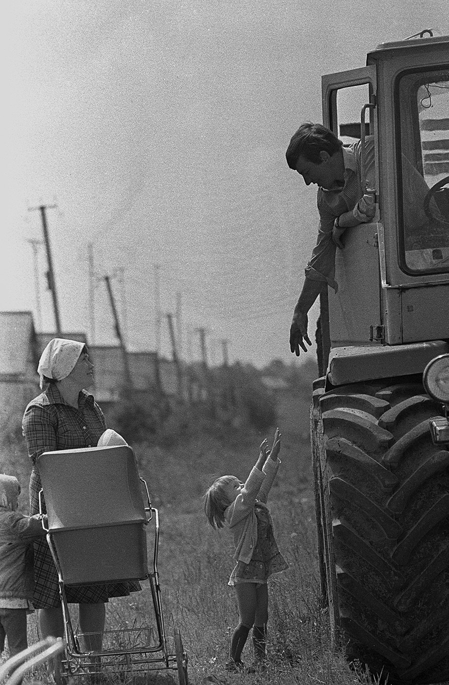 Upravljavec stroja kolhoza Sovjetska Belorusija se je vrnil domov s polja, 1987

