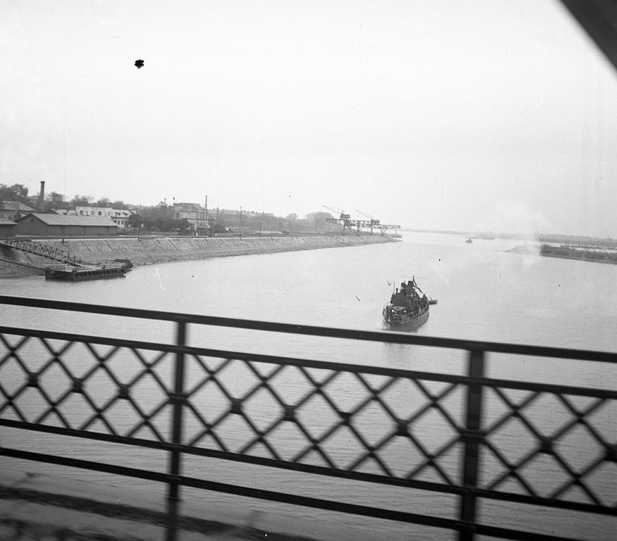 Patrullero fluvial húngaro de la clase Wells se prepara para navegar bajo un puente (1938)