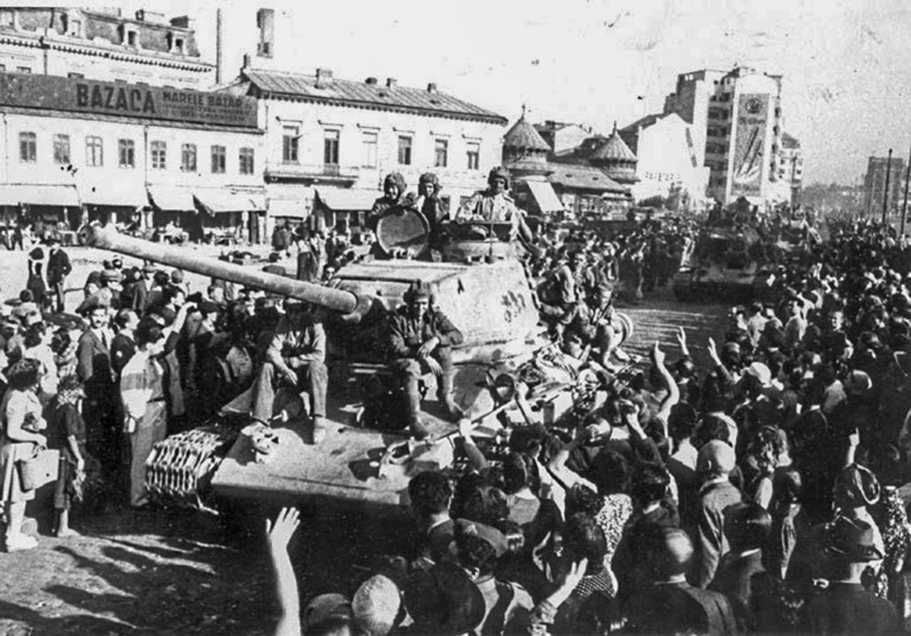 Ljudje pozdravljajo Rdečo armado v Bukarešti, avgust 1944