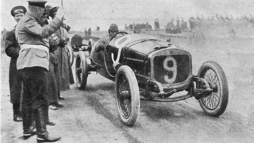 Le coureur russe Ivanov sur la ligne de départ de la course Grand Prix de Russie, en 1913.


