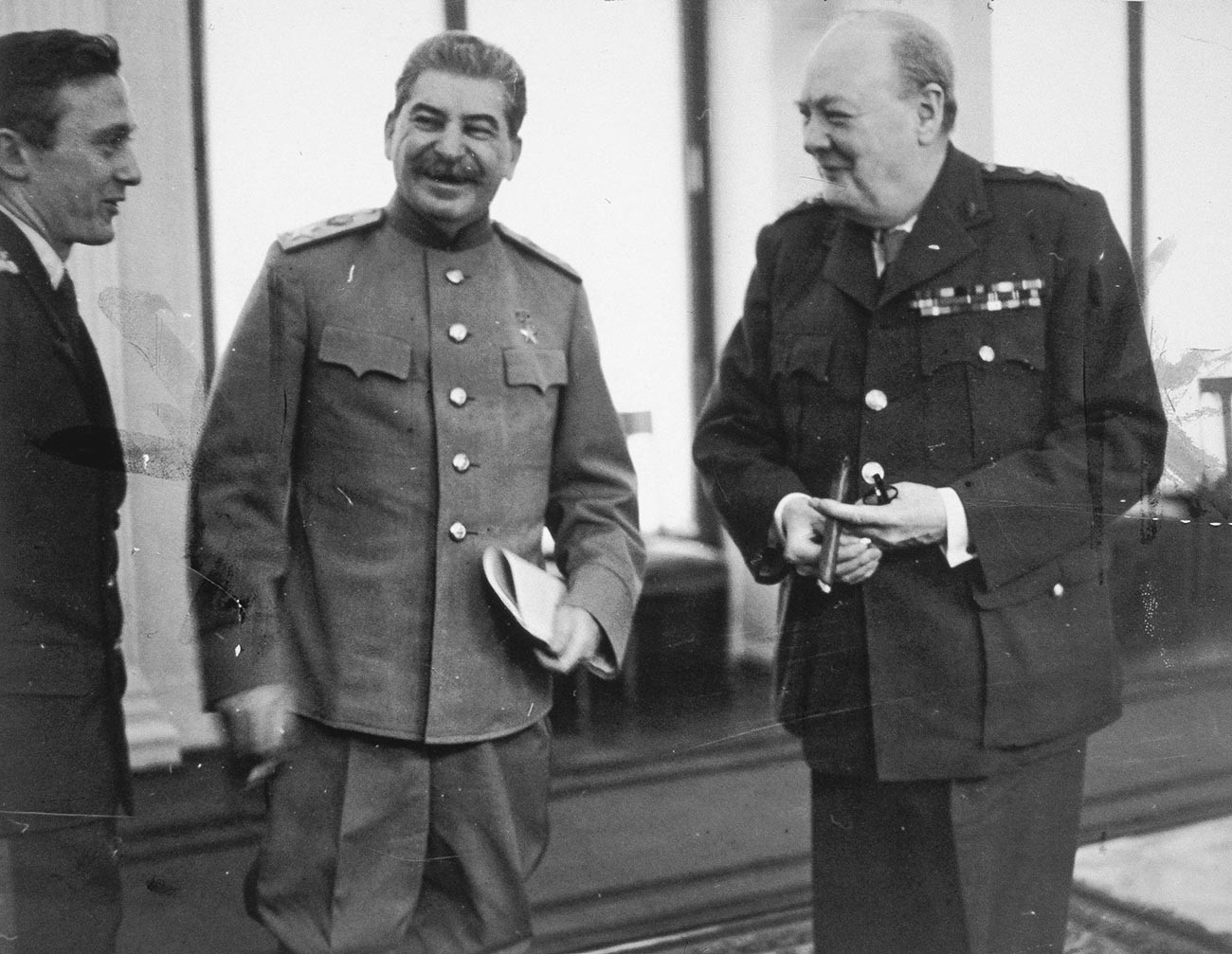 Конференција три светске силе у Ливадијском дворцу, Јалта. Стаљин и Черчил у сали за конференције.