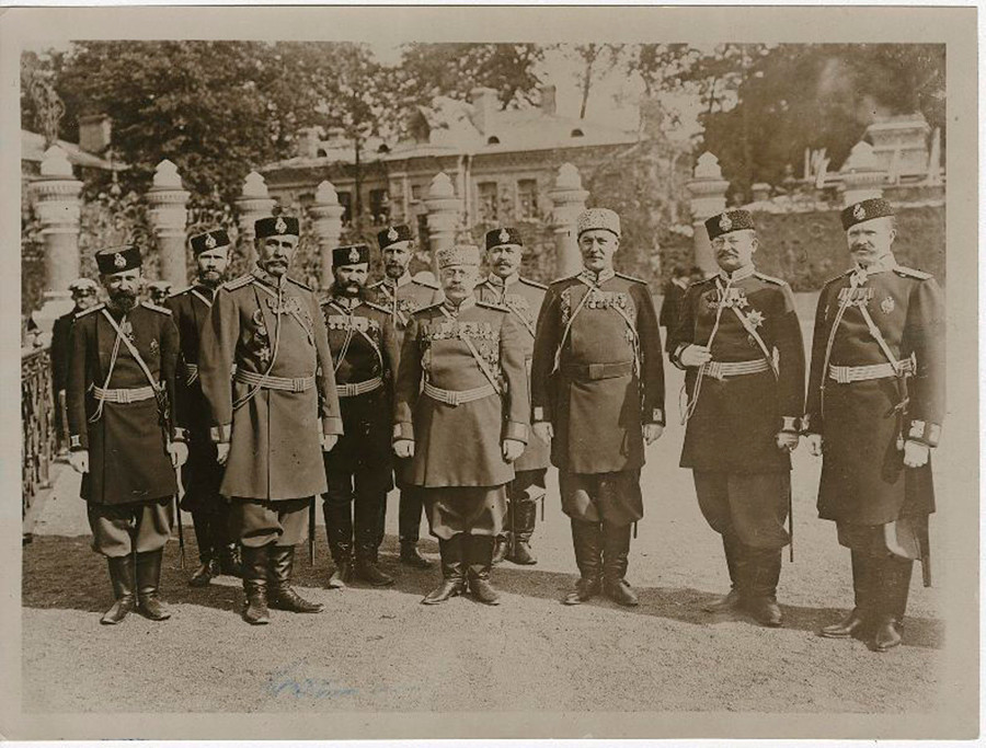 Полицейские у решетки Михайловского сада Санкт-Петербурга, 1907