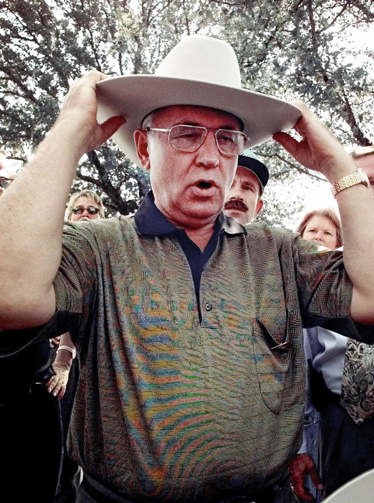Бившият съветски президент Михаил Горбачов си слага каубойска шапка наобратно на панаир по време на посещение в Далас, Тексас, 13 октомври 1998 г., Горбачов идва в Далас, за да изнесе лекция в Южния методистки университет и по този повод му е подарена шапка.