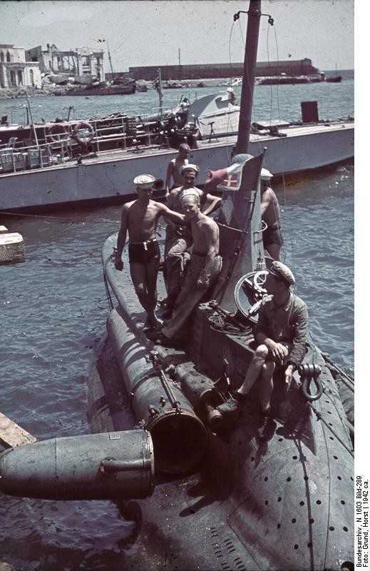 Talijanski mornari kraj podmornice klase CB. Krim, 1942.