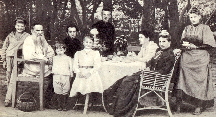 Lev Tolstói  com sua família tomando chá em um parque, em 1892.