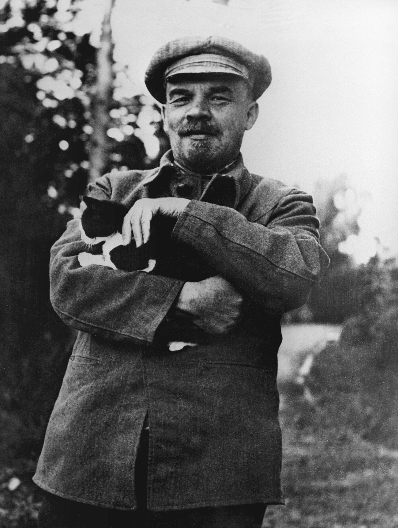 Vladimir Ilitch Lénine dans les environs du manoir de Gorki, où il a passé les dernières années de sa vie.