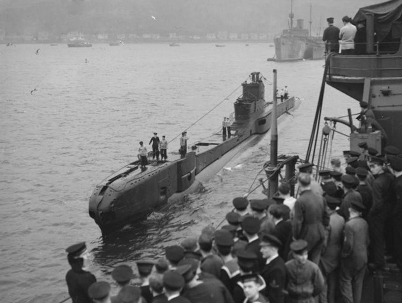 Завръщането на британската подводница Trident (HMS Trident, N52) клас 