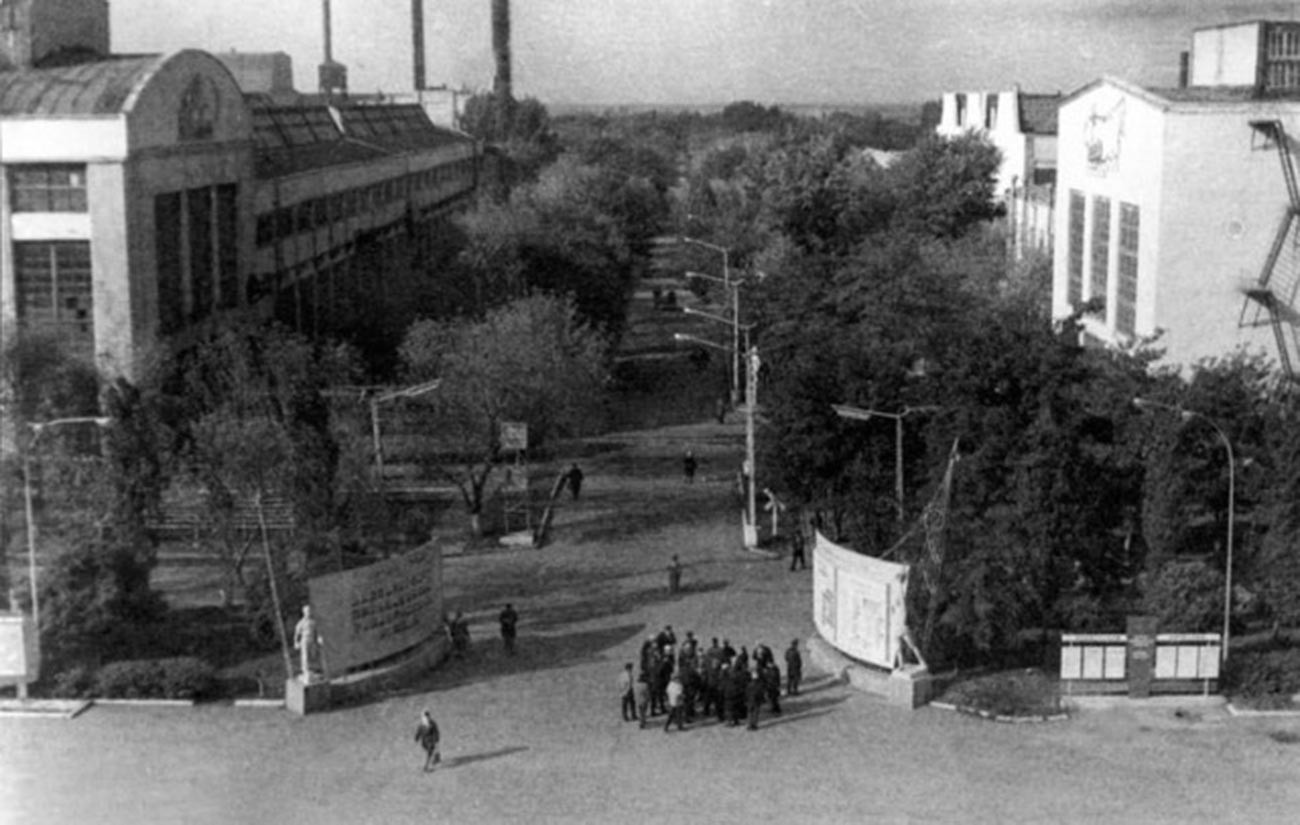 Gerbang masuk Pabrik Lokomotif Listrik Novocherkassk.