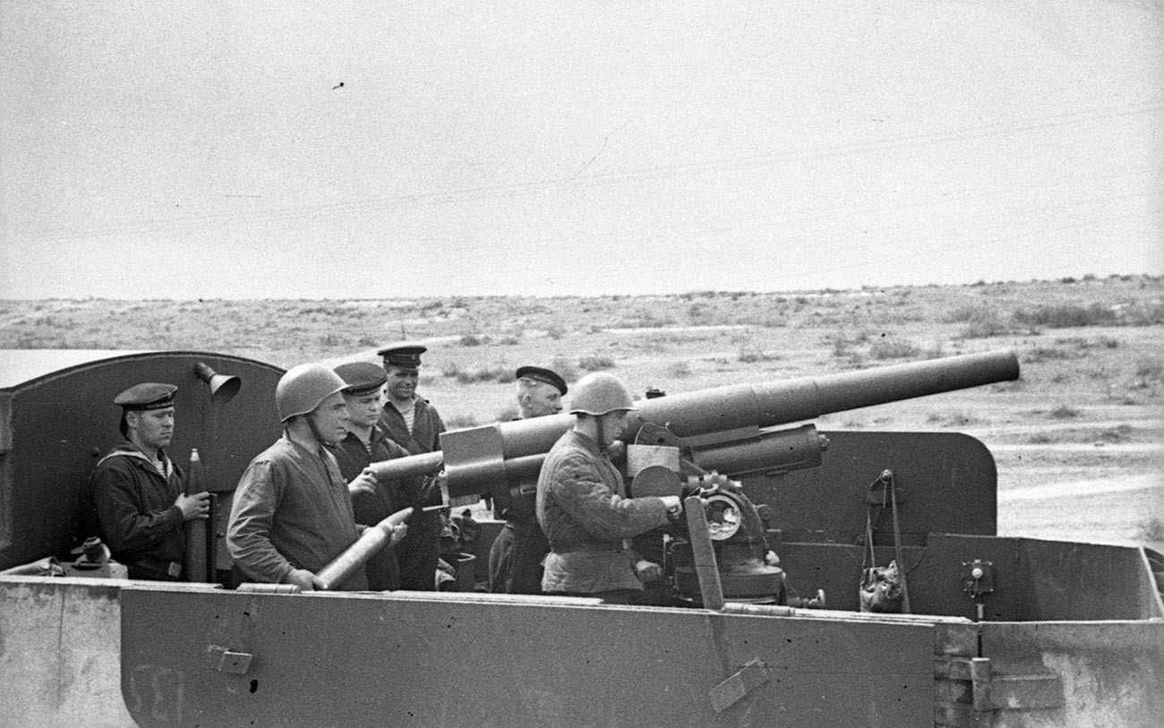Екипаж на 76,2-мм оръдие 