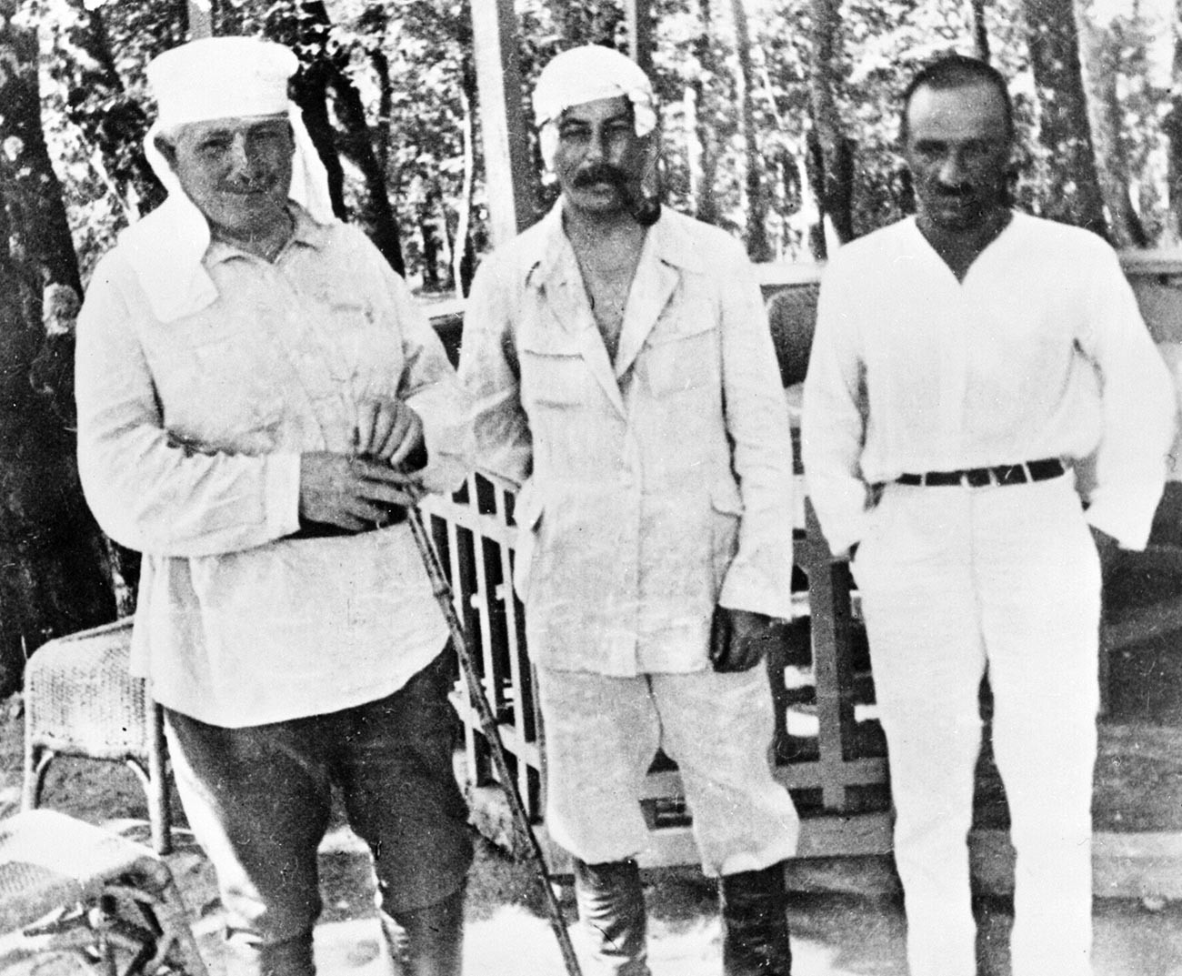 Joseph Stalin (al centro) e il politico sovietico Anastas Mikojan (a destra) in vacanza
