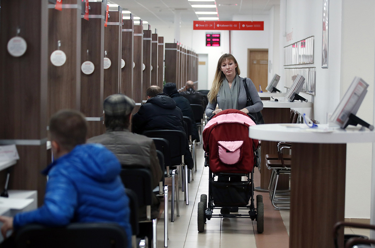 Moskva. Ženska z otrokom v centru državnih in občinskih služb 