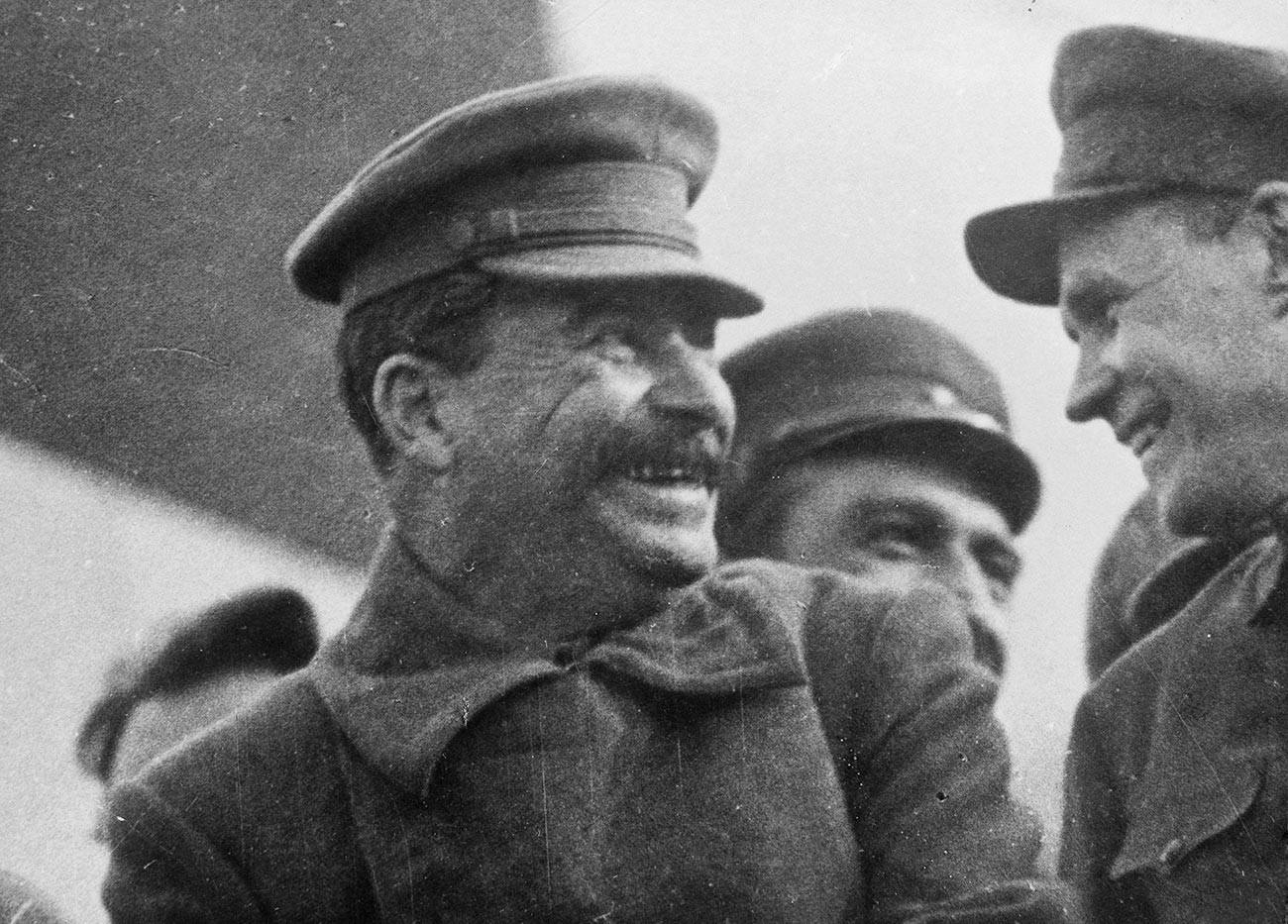 Stalin lacht auf der Tribüne des Lenin-Mausoleums
