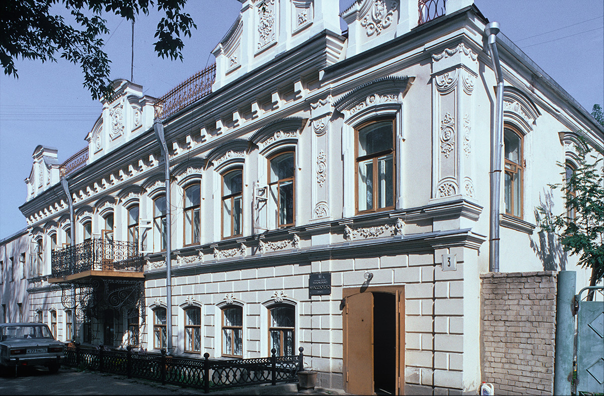 Miass. Late 19th-century mansion, Sverdlov Street 3. July 15, 2003