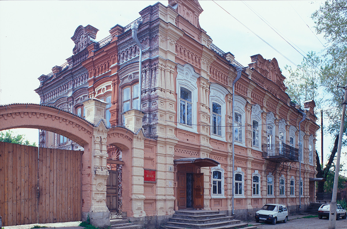Simonov mansion & courtyard gate, Pushkin Street 8. July 15, 2003 