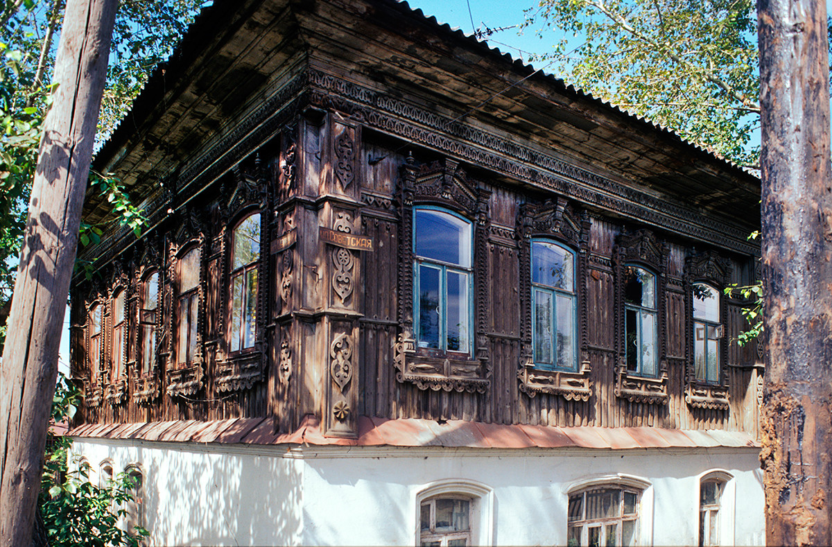 Maison en bois sur socle en briques, rue Soviétique N°107