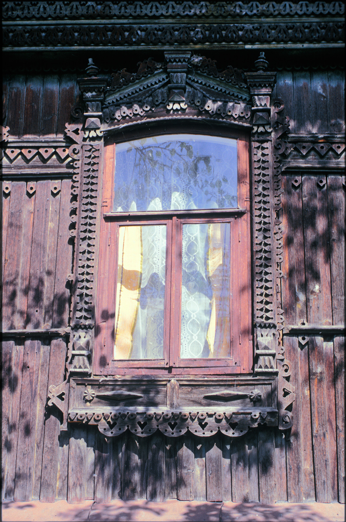 Fenêtre avec cadre décoratif, rue Soviétique N°107