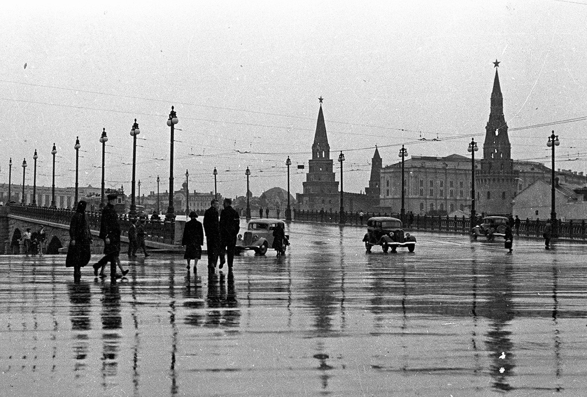 A view of the Kremlin from Bolshoi Kamenny Bridge. Moscow, 1937.