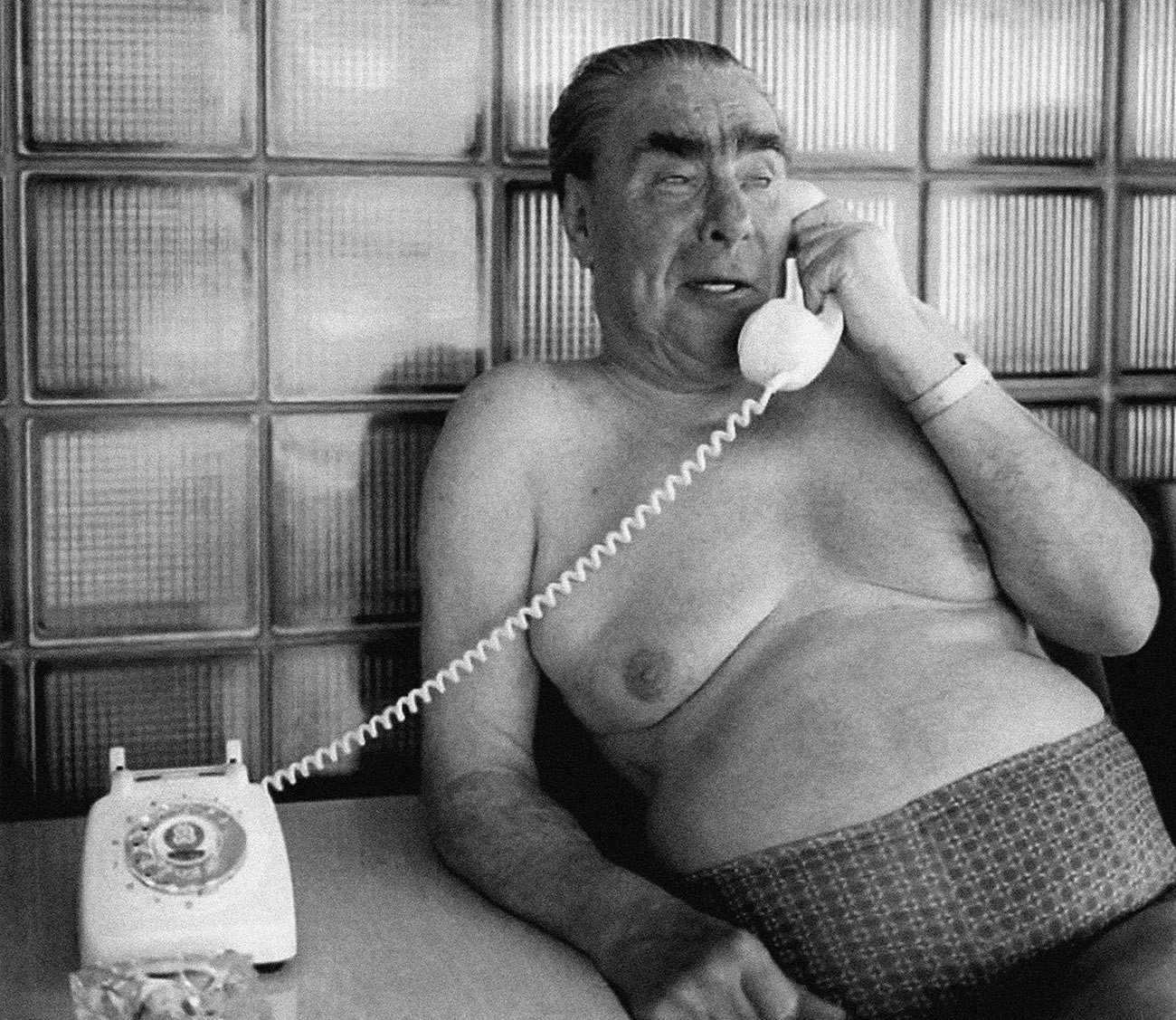 Leonid Brezhnev di sebuah banya (pemandian uap).