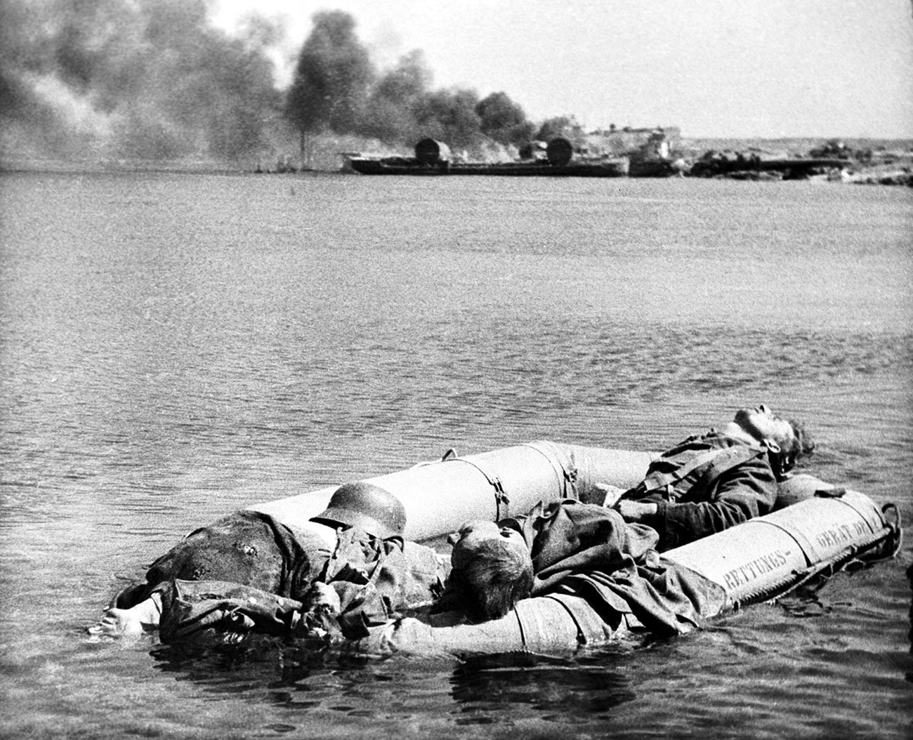 Надуваема лодка с убити нацисти, докато се оттеглят през Днепър 