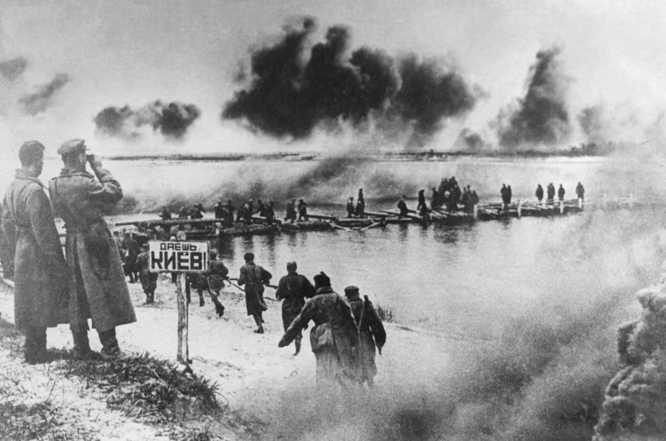 I soldati dell’Armata Rossa attraversano il fiume Dnepr per liberare Kiev dalle forze tedesche
